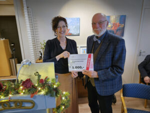 Wethouder Sybryg Sytsma van de gemeente Heerenveen overhandigt Jan Hoogland, voorzitter van de Odd Fellows Heerenveen, een cheque ter waarde van 1.000 euro