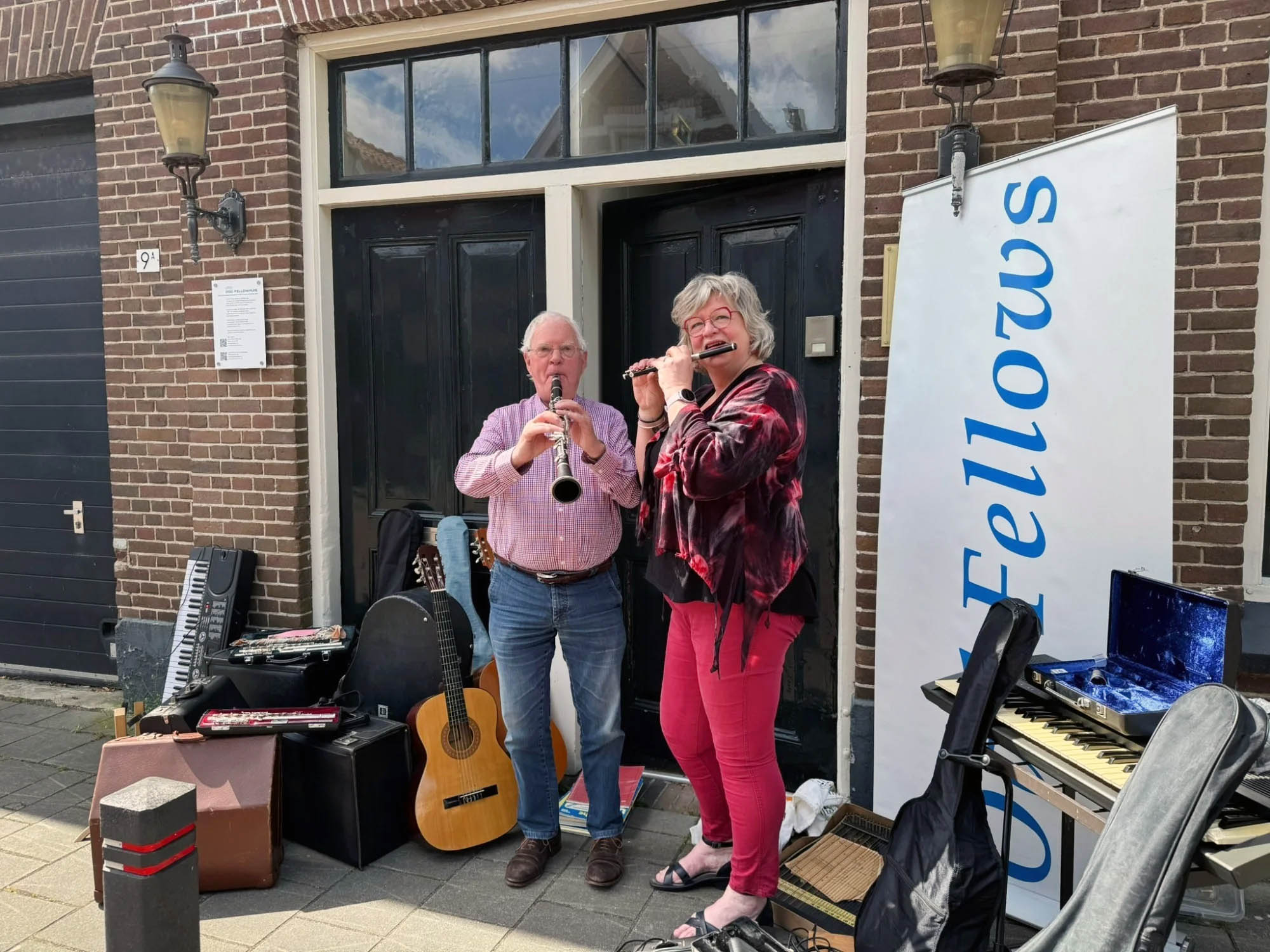 initiatiefnemers Henk Wesselius (links) van de Odd Fellows Meppel en Marly Koning bij de ingezamelde instrumenten voor Stichting Leergeld.